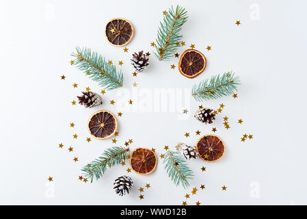 Décorations de Noël tour bâti fait de cônes de pin et sapin branches sur fond blanc, vue du dessus. Mise à plat fond de Noël Banque D'Images