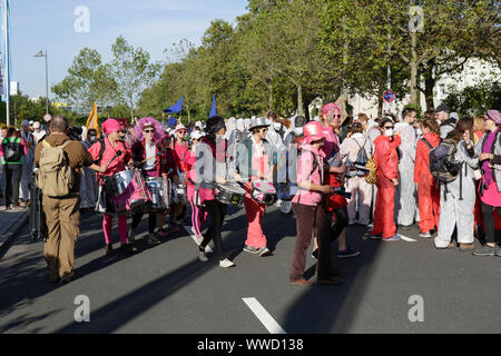 Francfort, Allemagne. 15 Sep, 2019. Les manifestants marche vers une des entrées des salles d'exposition. Plusieurs centaines de militants ont protesté devant le 2019 Internationale Automobil-Ausstellung (AAI) contre les voitures et pour un changement de politiques du trafic. Ils ont bloqué plusieurs entrées de l'exposition. (Photo de Michael Debets/Pacific Press) Credit : Pacific Press Agency/Alamy Live News Banque D'Images