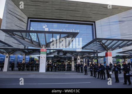 Francfort, Allemagne. 15 Sep, 2019. Les agents de police ont fermé-off l'entrée. Plusieurs centaines de militants ont protesté devant le 2019 Internationale Automobil-Ausstellung (AAI) contre les voitures et pour un changement de politiques du trafic. Ils ont bloqué plusieurs entrées de l'exposition. (Photo de Michael Debets/Pacific Press) Credit : Pacific Press Agency/Alamy Live News Banque D'Images