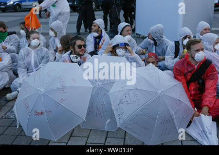 Francfort, Allemagne. 15 Sep, 2019. Les manifestants portent des parapluies blancs avec des slogans sur elle. Plusieurs centaines de militants ont protesté devant le 2019 Internationale Automobil-Ausstellung (AAI) contre les voitures et pour un changement de politiques du trafic. Ils ont bloqué plusieurs entrées de l'exposition. (Photo de Michael Debets/Pacific Press) Credit : Pacific Press Agency/Alamy Live News Banque D'Images