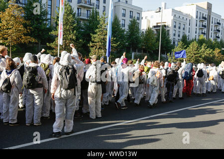 Francfort, Allemagne. 15 Sep, 2019. Les manifestants marche vers une des entrées des salles d'exposition. Plusieurs centaines de militants ont protesté devant le 2019 Internationale Automobil-Ausstellung (AAI) contre les voitures et pour un changement de politiques du trafic. Ils ont bloqué plusieurs entrées de l'exposition. (Photo de Michael Debets/Pacific Press) Credit : Pacific Press Agency/Alamy Live News Banque D'Images