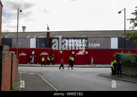 Barnsley, au Royaume-Uni. 15 Sep, 2019. Une vue sur l'extérieur Oakwell avant du jeu. Match de championnat Skybet EFL, Barnsley v Leeds United à Oakwell Barnsley en le dimanche 15 septembre 2019. Cette image ne peut être utilisé qu'à des fins rédactionnelles. Usage éditorial uniquement, licence requise pour un usage commercial. Aucune utilisation de pari, de jeux ou d'un seul club/ligue/dvd publications. pic de Lewis Mitchell/Andrew Orchard la photographie de sport/Alamy live news Crédit : Andrew Orchard la photographie de sport/Alamy Live News Banque D'Images