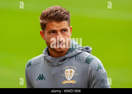 Barnsley, au Royaume-Uni. 15 Sep, 2019. Gaetano Berardi de Leeds United arrive à Oakwell. Match de championnat Skybet EFL, Barnsley v Leeds United à Oakwell Barnsley en le dimanche 15 septembre 2019. Cette image ne peut être utilisé qu'à des fins rédactionnelles. Usage éditorial uniquement, licence requise pour un usage commercial. Aucune utilisation de pari, de jeux ou d'un seul club/ligue/dvd publications. pic de Lewis Mitchell/Andrew Orchard la photographie de sport/Alamy live news Crédit : Andrew Orchard la photographie de sport/Alamy Live News Banque D'Images