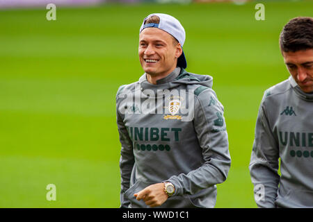 Barnsley, au Royaume-Uni. 15 Sep, 2019. Ezgjan Alioski de Leeds United arrive à Oakwell. Match de championnat Skybet EFL, Barnsley v Leeds United à Oakwell Barnsley en le dimanche 15 septembre 2019. Cette image ne peut être utilisé qu'à des fins rédactionnelles. Usage éditorial uniquement, licence requise pour un usage commercial. Aucune utilisation de pari, de jeux ou d'un seul club/ligue/dvd publications. pic de Lewis Mitchell/Andrew Orchard la photographie de sport/Alamy live news Crédit : Andrew Orchard la photographie de sport/Alamy Live News Banque D'Images