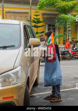 Les vendeurs de rue vendant drapeaux indiens et des artefacts sur l'indépendance de l'Inde jour dans les rues de Panjim Banque D'Images