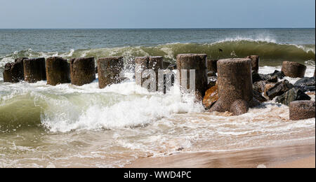 Les vagues de l'océan roulant sur une jetée qui sort de la plage sur l'île de Feu New York. Banque D'Images