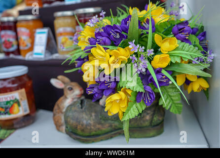 Pot de fleur en céramique avec des fleurs sous la forme d'un vieux coffre. Banque D'Images