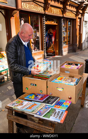 UK, County Durham, Bishop Auckland, Fore, Bondgate Gordon Draper petite librairie indépendante propriétaire afficher stock le trottoir Banque D'Images