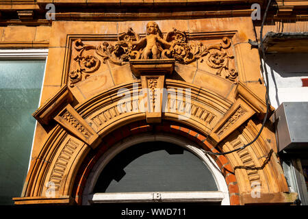 UK, County Durham, Bishop Auckland, 18 Newgate Street, en détail ci-dessus porte classé Grade 2 Banque D'Images