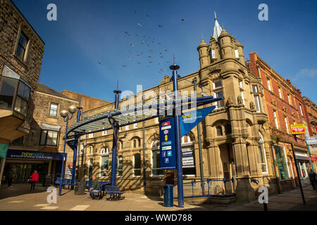 UK, County Durham, Bishop Auckland, Newgate Street, ancien Yorkshire Bank à l'entrée du centre commercial de Newgate Banque D'Images