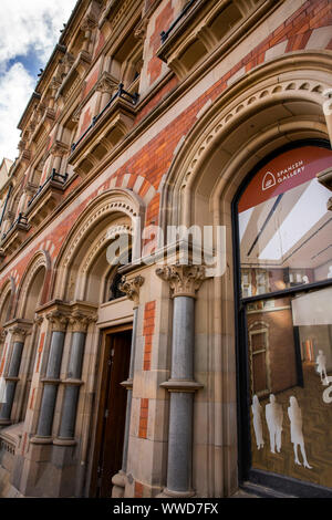 UK, County Durham, Bishop Auckland, Auckland, Place du marché espagnol du projet Galerie dans l'ancien bâtiment de la banque Banque D'Images