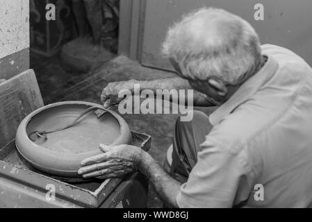 Artisan local travaillant sur la poterie d'argile à Goa, Inde Banque D'Images