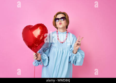 Belle femme de funky souffle un baiser. Les personnes âgées. un avant-poste pour les sites de rencontres, une agence de mariage. Banque D'Images