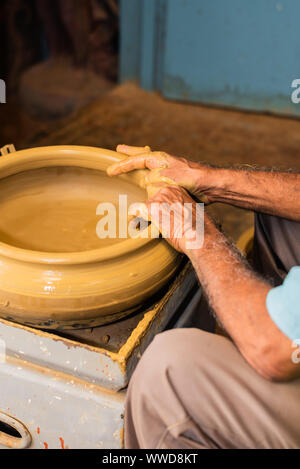 Artisan local travaillant sur la poterie d'argile à Goa, Inde Banque D'Images