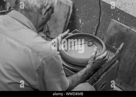 Artisan local travaillant sur la poterie d'argile à Goa, Inde Banque D'Images