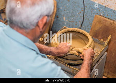 Artisan local travaillant sur la poterie d'argile à Goa, Inde Banque D'Images