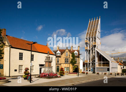 UK, County Durham, Bishop Auckland, Market Place, Mémorial de la guerre et de 29m de haut de la tour d'Auckland Banque D'Images