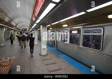 Ligne rouge l train arrivant en gare lac Chicago Illinois USA Banque D'Images