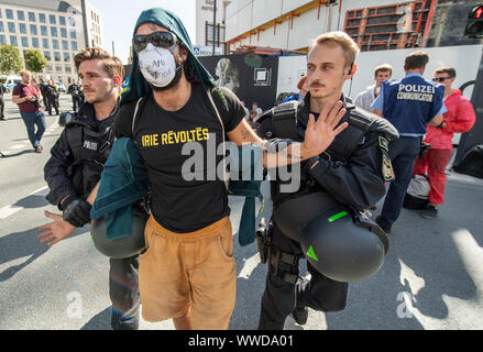 Francfort, Allemagne. 15 Sep, 2019. 15 septembre 2019, Hessen, Frankfurt/Main : escorte de police une démonstration après un blocus routier d'établir son identité. Dpa : Crédit photo alliance/Alamy Live News Banque D'Images