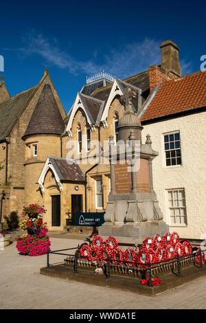 UK, County Durham, Bishop Auckland, Market Place, Mémorial de la guerre à l'extérieur de Miner's Art Gallery Banque D'Images