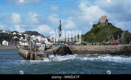 La sculpture intitulée par l'artiste Damien Hurst Verity se dresse face à la mer à l'entrée de port d''Ilfracombe, Devon, UK. Banque D'Images