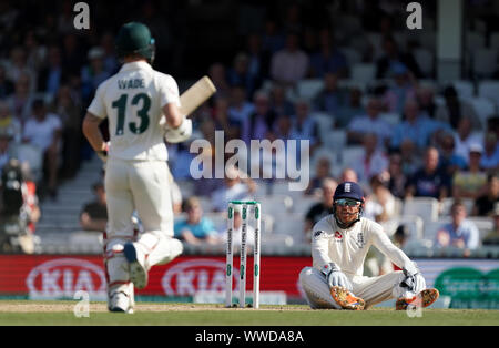 L'Angleterre Jonny Bairstow (droit) réagit au cours de la quatrième journée de la cinquième test match à l'Ovale de Kia, Londres. Banque D'Images