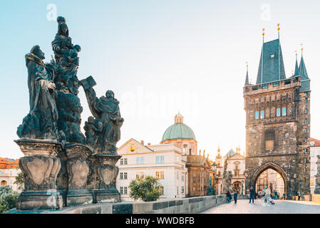 PRAGUE, RÉPUBLIQUE TCHÈQUE - le 22 septembre 2018 : le Pont Charles sur le lever du soleil Banque D'Images