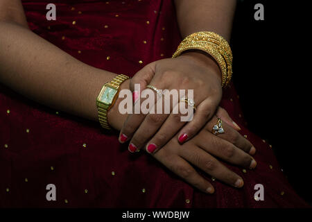 Mariée de style bangladais fashion bijoux or bracelets bracelets main regarder sur la belle main de femme mariage lady Banque D'Images