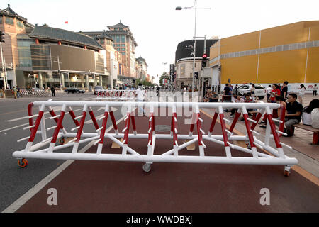 Beijing, Chine. 15 Sep, 2019. La police chinoise de bloquer l'accès à un grand salon commercial à Beijing le Dimanche, Septembre 15, 2019. La capitale est sur lockdown que des préparatifs sont en cours pour le 1er octobre 70e anniversaire de la RPC, qui comprendra un défilé militaire massive. Credit : UPI/Alamy Live News Banque D'Images