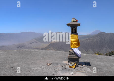 Autel hindou (Pura) sur le dessus du volcan Bromo Batok au cratère volcanique de la caldera. Parc national de Bromo Tengger Semeru sur l'île de Java en Indonésie. Banque D'Images