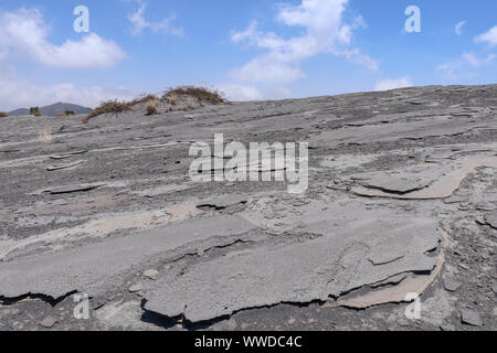 La lave durcie au sommet du volcan à dos. Crée des formes bizarres de l'érosion dans les cendres et de lave volcanique. Le champ de lave couvre une superficie. Banque D'Images