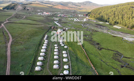 Vue aérienne de la source d'eau chaude Tsenkher Camping Site, la Mongolie centrale Banque D'Images