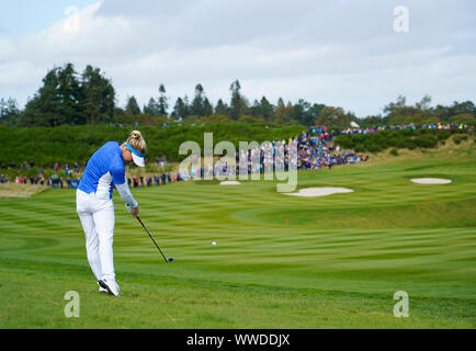 Auchterarder, Ecosse, Royaume-Uni. 15 septembre 2019. Matchs dimanche sur dernier jour au 2019 Solheim Cup sur le cours du Centenaire à Gleneagles. Sur la photo ; Charley Hull tir d'approche à 8e vert. Iain Masterton/Alamy Live News Banque D'Images