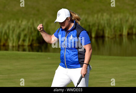 L'Europe de l'équipe Caroline Hedwall fête son putt sur le 16e pendant la match de simple sur la troisième journée de la Solheim Cup 2019 à Gleneagles Golf Club, à Auchterarder. Banque D'Images