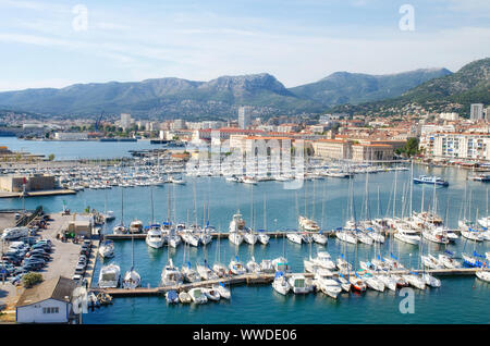 Vue aérienne de yachts et bateaux dans le port de Toulon Cote de Azur Provence en France sothern . Banque D'Images