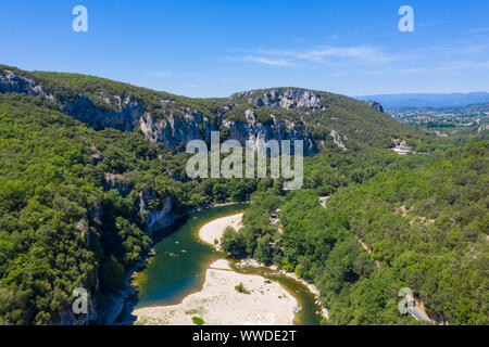 Vue aérienne de Narural arch à Vallon Pont d'arc en Ardèche canyon en France Banque D'Images