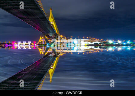 Bhumibol bridge à Bangkok et le paysage urbain de la rivière Chao Phraya, la nuit de l'eau reflet Banque D'Images