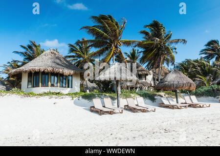 Tulum, Yucatan, Riviera Maya. Maisons de Plage et des palmiers sur les rives de la mer des Caraïbes à Tulum, Mexique. Banque D'Images