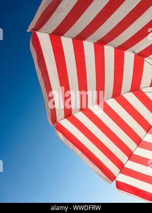 Parasol sur la plage, Baska Voda, Croatie, la côte dalmate Banque D'Images