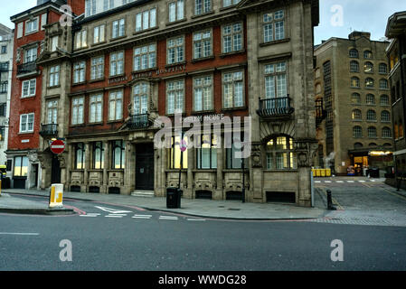 Londres, Royaume-Uni - 12 Avril 2019 : Façade de London Bridge et de l'emblème de l'hôpital House Banque D'Images