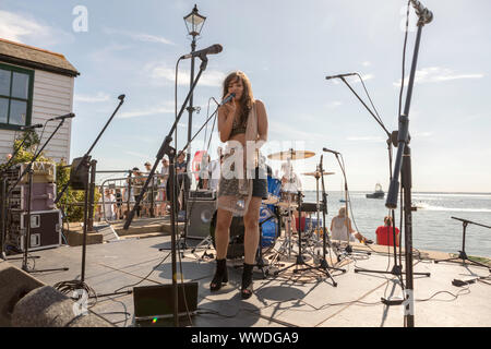 Leigh on Sea, Royaume-Uni. 15 septembre 2019. La chanteuse et interprète Sandie Soraiya divertit une foule nombreuse pendant la régate Old Leigh lors d'une journée ensoleillée au pub Crooked billet. Les membres du public sont assis à des tables de pique-nique, appréciant la nourriture, les boissons et la musique live. Les gens à l'extérieur apprécient la musique, le soleil et les boissons à Old Leigh Regatta. Penelope Barritt/Alamy Live News Banque D'Images
