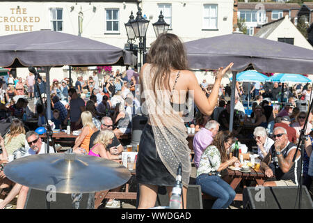 Leigh on Sea, Royaume-Uni. 15 septembre 2019. La chanteuse et interprète Sandie Soraiya divertit une foule nombreuse pendant la régate Old Leigh lors d'une journée ensoleillée au pub Crooked billet. Les membres du public sont assis à des tables de pique-nique, appréciant la nourriture, les boissons et la musique live. Les gens à l'extérieur apprécient la musique, le soleil et les boissons à Old Leigh Regatta. Penelope Barritt/Alamy Live News Banque D'Images