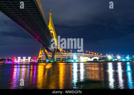 Bhumibol bridge à Bangkok et le paysage urbain de la rivière Chao Phraya, la nuit de l'eau reflet Banque D'Images