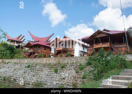 Riz, grange traditionnelle Alang Rantepao, Tana Toraja, au sud de Sulawesi, Indonésie . Maisons d'Alang ont un signe distinctif en forme de bateau. Banque D'Images