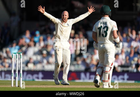 Jack l'Angleterre célèbre en tenant le wicket de lixiviation de l'Australie pendant quatre jour Tim Paine de la cinquième test match à l'Ovale de Kia, Londres. Banque D'Images