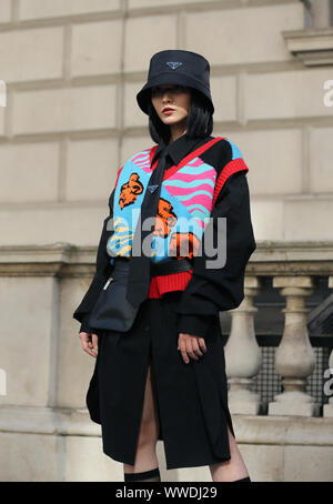 Fashion blogger Freya Sinyu ues, de la Chine, s'habille en Prada pendant le printemps/été 2020 Semaine de la mode à Londres. Banque D'Images