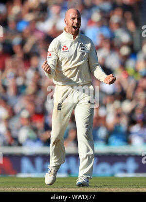 Jack l'Angleterre célèbre en tenant le wicket de lixiviation de l'Australie pendant quatre jour Tim Paine de la cinquième test match à l'Ovale de Kia, Londres. Banque D'Images