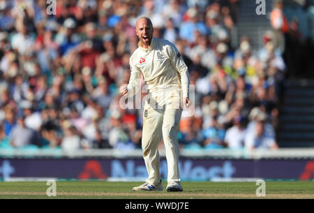 Jack l'Angleterre célèbre en tenant le wicket de lixiviation de l'Australie pendant quatre jour Tim Paine de la cinquième test match à l'Ovale de Kia, Londres. Banque D'Images