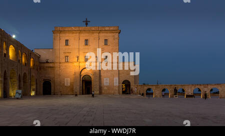 Vue de nuit sur le sanctuaire de Santa Maria di Leuca Banque D'Images