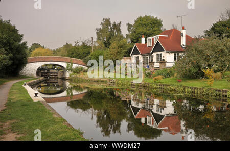 Pont et serrure sur le Grand Union Canal en Angleterre avec chalet de jardin et blanchis Banque D'Images